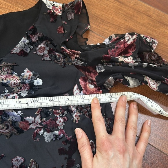 White House Black Market Velvet Overlay Cold Shoulder Blouse Sz 6 Black Burgundy - Picture 4 of 6